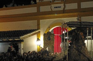La Virgen ante el Simpecado de La Palma a las puertas de la casa-hermandad. (Celia HK)