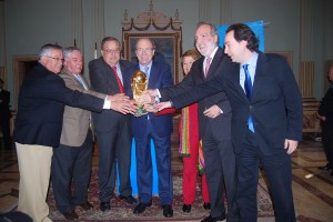 La Copa del Mundo en el Ayuntamiento de Huelva.