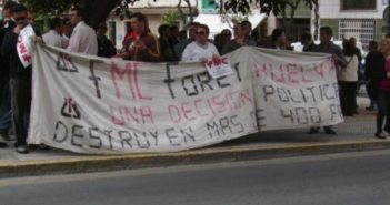 Protesta de trabajadores de Foret ante la sede de IU.