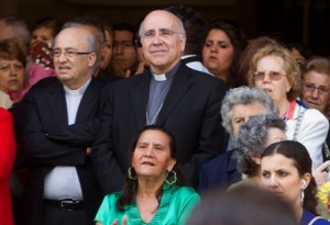 Jose Vilaplana, obispo de Huelva, entre la gente. (Foto: Julián Pérez)