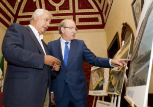 Javier Arenas y Pedro Rodríguez en el Ayuntamiento de Huelva. (Foto: Julián Pérez)