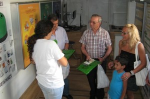 Técnicos del Bus del Reciclaje atienden a un grupo de onubenses.