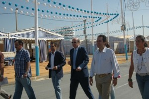 El alcalde recorre el recinto junto a algunos concejales.