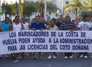 Manifestación de mariscadores por las calles de Huelva. (Julián Pérez)