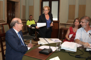 Petronila Guerrero entrega una reclamación al alcalde de Huelva. (Foto: Daniel Vázquez)