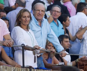 El alcalde de Huelva, Pedro Rodríguez, con su esposa, Carmen Garrido, en el tendido. (Julián Pérez)