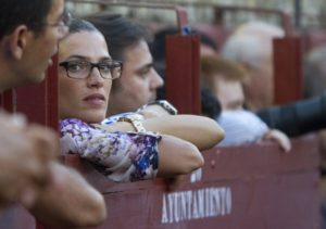 Laura Sánchez sigue la corrida desde la barrera. (Julián Pérez)