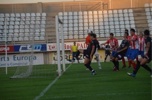 Jugada de peligro albiazul en el partido Algeciras-Recreativo. (Tenor)