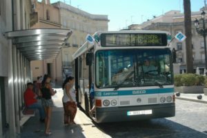 Un autobús de EMTUSA en la parada de la Plaza de las Monjas.