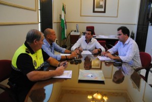 De derecha a izquiera, Juan Carlos Duarte, primer teniente alcalde, Manuel Bueno, alcalde de San Juan del Puerto, Luis Fuentes, concejal de Seguridad Ciudadana y Tráfico, y Manuel Rodríguez, cabo de la Policía Local San Juan del Puerto.