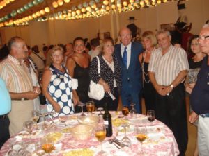 El alcalde y varios concejales junto a representantes vecinales durante la recepción del Ayuntamiento de Huelva.