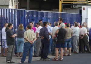 Trabajadores recolocables de Astilleros concentrados a las puertas de la factoría naval. (Foto: Julián Pérez)