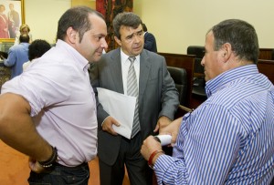 José Martín -en el centro- junto a Sánchez Rufo -izquierda- y José Villa -derecha- en el transcurso del pleno orgánico de la Diputación. (Julián Pérez).