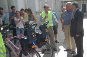 El inventor de la bicicleta adaptada en la puerta del Ayuntamiento.