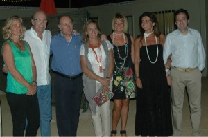 José Manuel Soto junto al alcalde, Pedro Rodríguez, y los concejales del Ayuntamiento de Huelva Carmen Sacristán, Manuel Remesal y Pilar Miranda, además de las esposas de José Manuel Soto y Pedro Rodríguez.