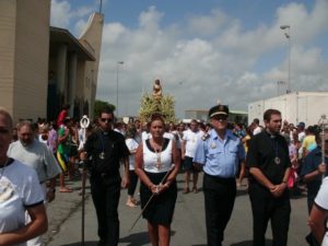 La Virgen del Mar procesiona precedida por las autoridades locales.