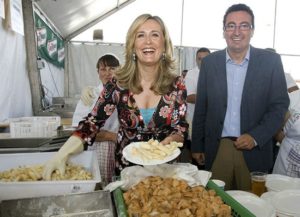 Nieves Herrero y el alcalde de Lepe, en la inauguración de una edición anterior de la feria.