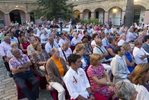 El patio de la Escuela de Arte del Matadero estaba hasta la bandera. (Julián Pérez).