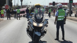 Un agente de la Guardia Nacional Republicana vigila durante el corte de la N-125. (C. H.)