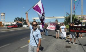 Protesta en las proximidades de Faro por el peaje en la autovía del Algarve. (C. H.)