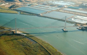 Imagen aérea del puente internacional sobre el Guadiana, punto de acceso a la autovía del Algarve. (Rodolfo Barón)