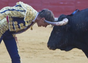 'El Cordobés' fue fiel a su estilo tremendista. (Julián Pérez)