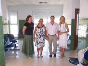 La delegada de Salud, María José Rico, junto al alcalde de Puerto Moral,  Ezequiel Ruiz, durante la visita a las nuevas instalaciones del consultorio del municipio.