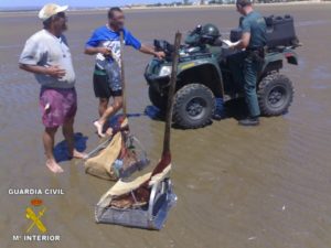 Servicio de la Guardia Civil contra el marisqueo ilegal.