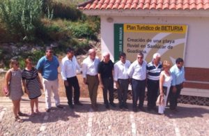 Luciano Alonso, en compañía de autoridades locales y provinciales, junto al cartel anunciador de la playa.