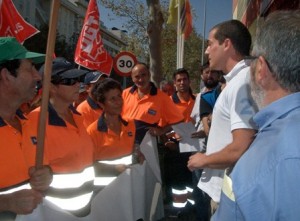 El concejal de Presidencia atiende a los trabajadores a las puertas del Ayuntamiento