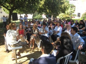 La candidata al senado en el parque de la Esperanza.