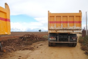 Camiones trabajando en la zona.