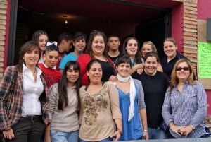 la concejala de Educacion y la concejala de Festejos con las integrantes de la comparsa femenina