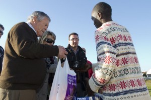 Patrocinio Mora entrega de bolsas de comida a los inmigrantes en la Navidad de 2013. (Julián Pérez)