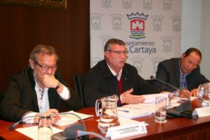 Juan Polo alcalde de Cartaya en el centro durante el pleno.