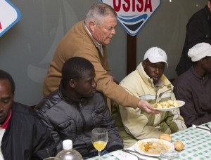 Patrocinio Mora atiende a los inmigrantes durante una cena. (Julián Pérez)