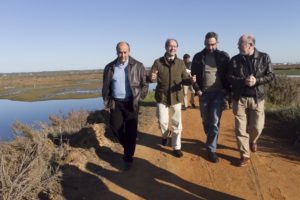 Visita de Trillo y otros responsables al carril bici de Ayamonte