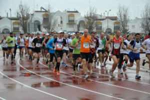 Salida de la Media Maraton de Ayamonte desde el estadio Blas Infante.