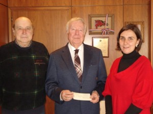 Alfonso Aramburu, junto al presidente de la Cajara Rural del Sur en la entrega de fondos de otro acto benéfico.