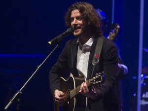 Manuel Carrasco, con su inseparable guitarra. (Julián Pérez)