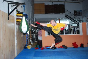 Competidor de kick-boxing en un entrenamiento.