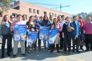 Dirigentes del PP ante las obras paralizadas del Chare de la Sierra.