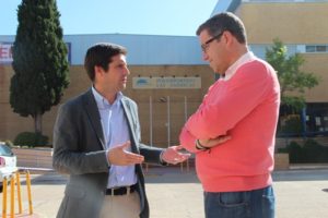 Responsables del PP ante el polideportivo