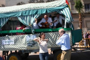 El alcalde baila con una romera de Emigrantes.