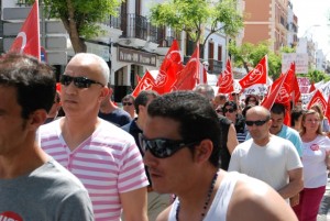 Manifestantes en Isla Cristina para pedir la reapertura de los hoteles Oasis