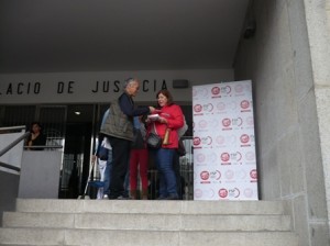 Recogida de firmas de UGT en el Palacio de Justicia