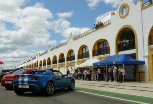 Coches y gente esperando