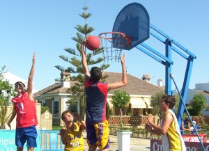 Baloncesto tres por tres en la calle.