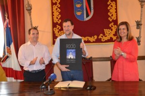 Rajoy agradece el regalo del Ayuntamiento de Almonte