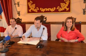 Rajoy firma en el Libro de Honor entre el alcalde de Almonte y la ministra de Empleo